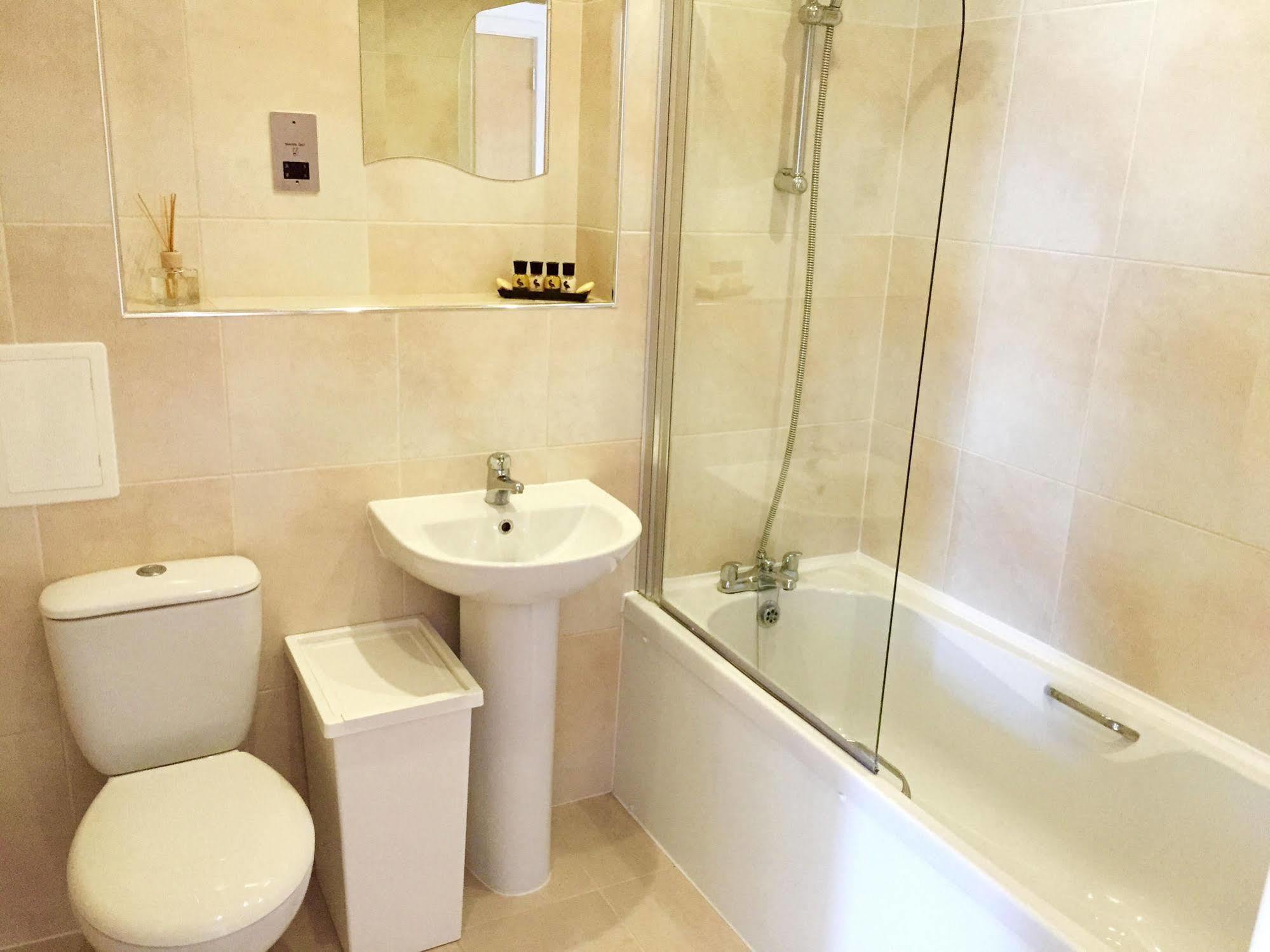 Olympic One Eighty Apartment Илфорд Екстериор снимка